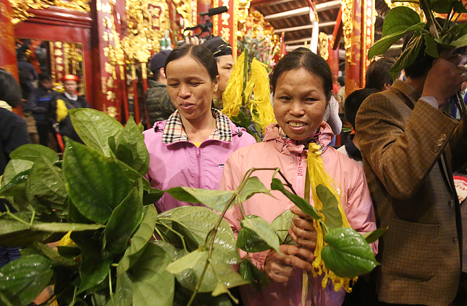 Hội Gióng phát hơn 15.000 cành lộc, không còn cảnh tranh cướp